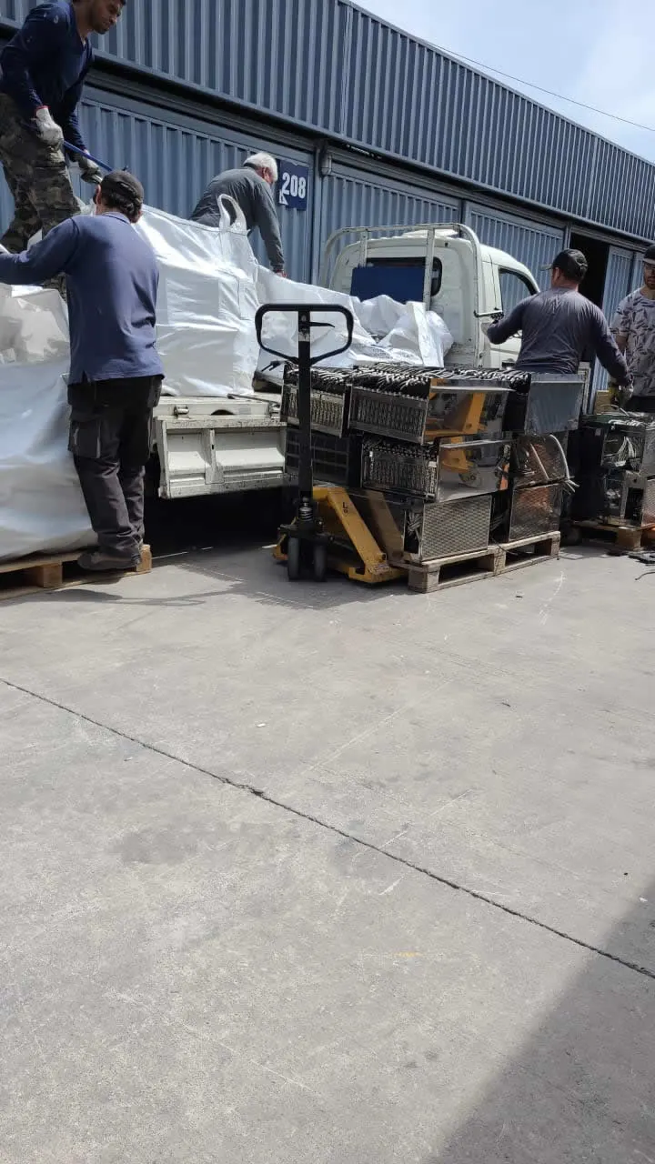 Operación empresarial de carga y retiro de materiales