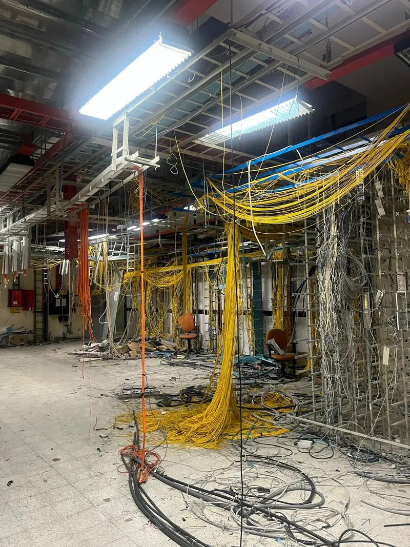 Desmontaje de infraestructura y cableado en instalación técnica