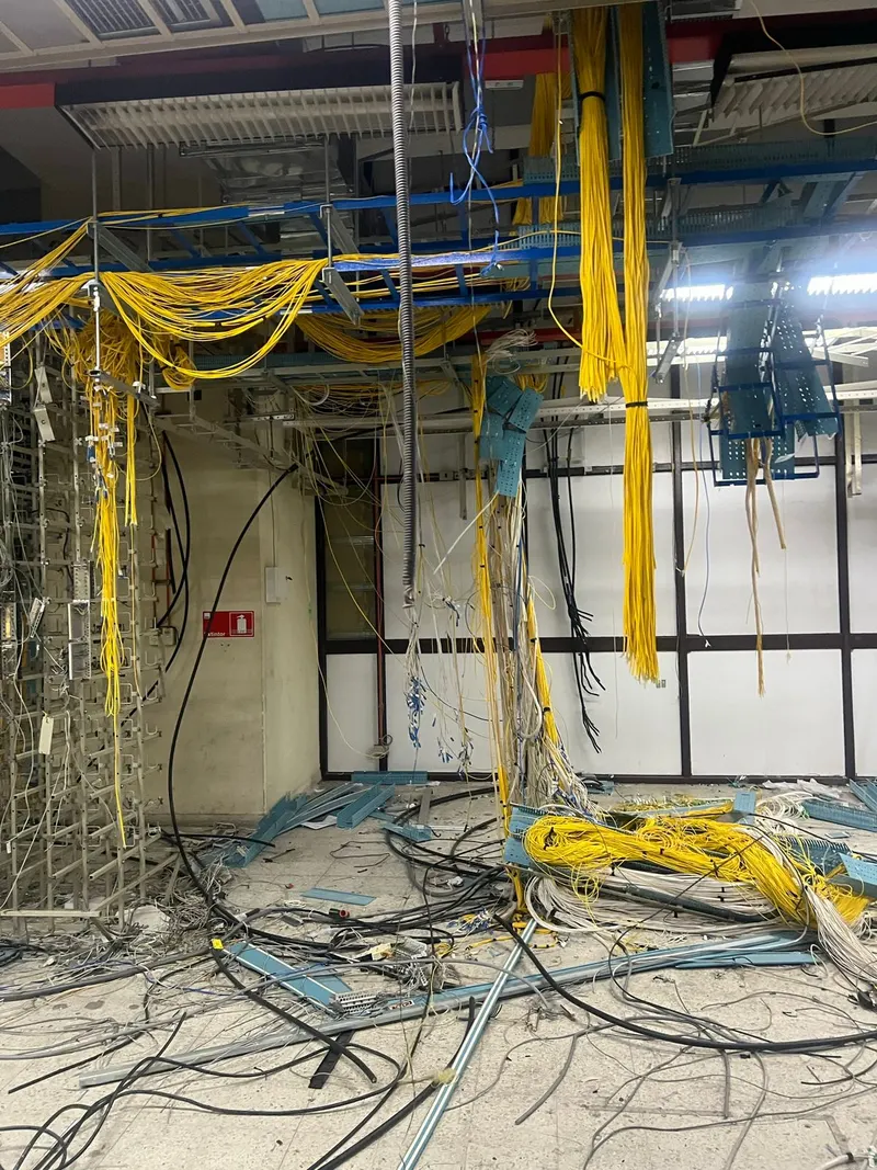 Cableado e infraestructura desmontada para recuperación de materiales