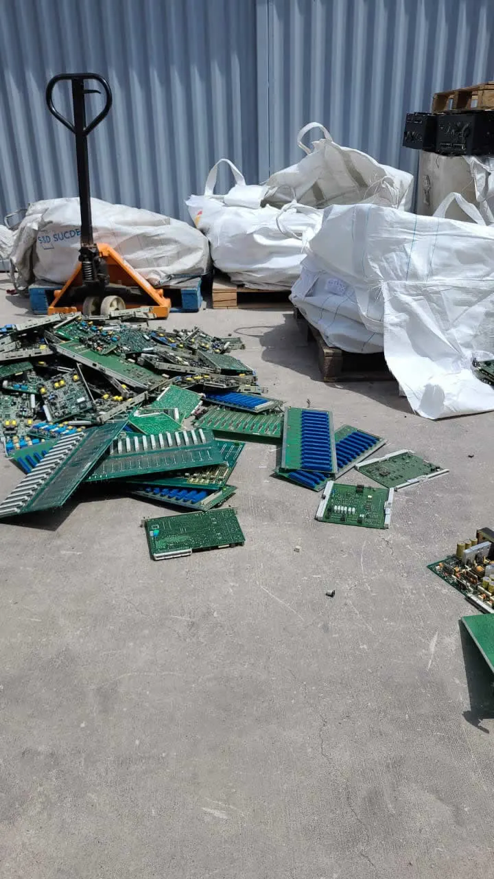 Placas y componentes electrónicos segregados durante una operación de reciclaje