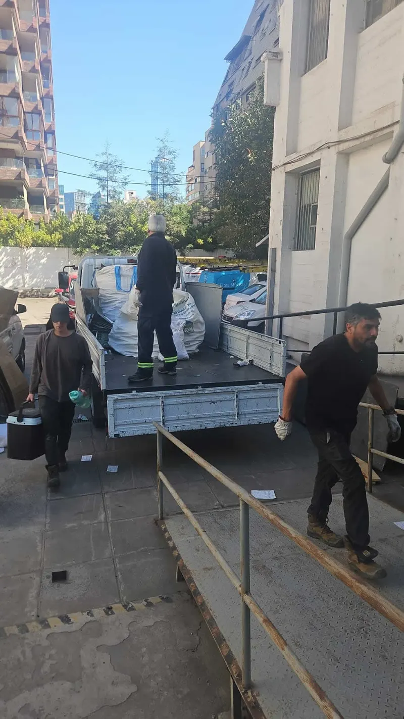 Equipo realizando una operación de retiro en terreno