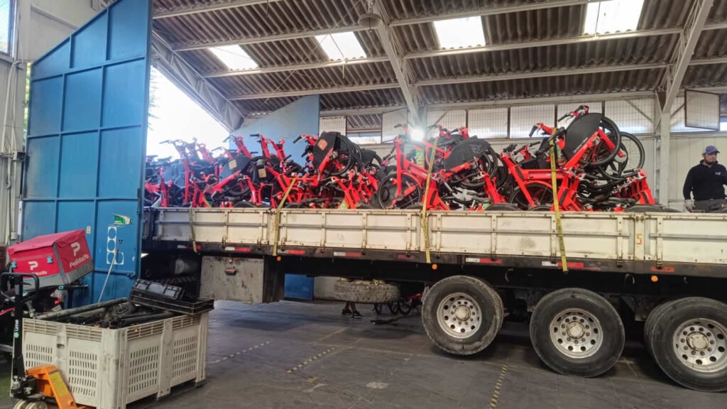 Carga de bicicletas eléctricas en desuso para retiro en Conchalí