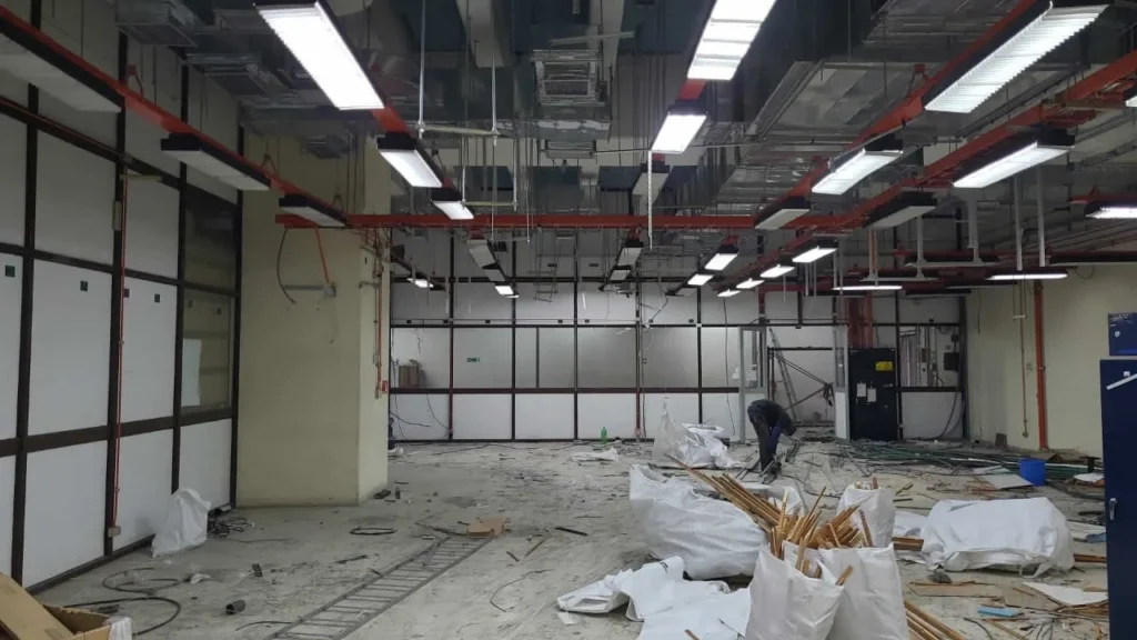 Área de data center durante trabajos de desmontaje y retiro de componentes