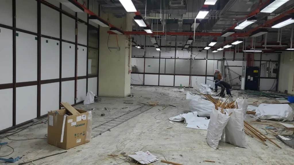 Desmontaje interior y segregación de materiales en proyecto de data center